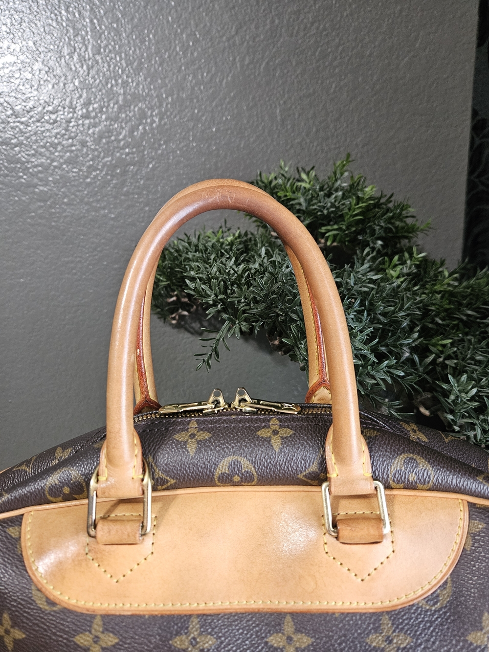 Authentic Louis Vuitton Deauville Monogram Canvas - Picture 3 of 16